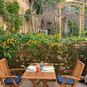 capucines-un-jardin-secret-dans-le-centre-historique.fr-provencehotel.com/